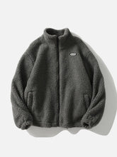 Sherpa-Mantel aus Lammfell mit Etikett